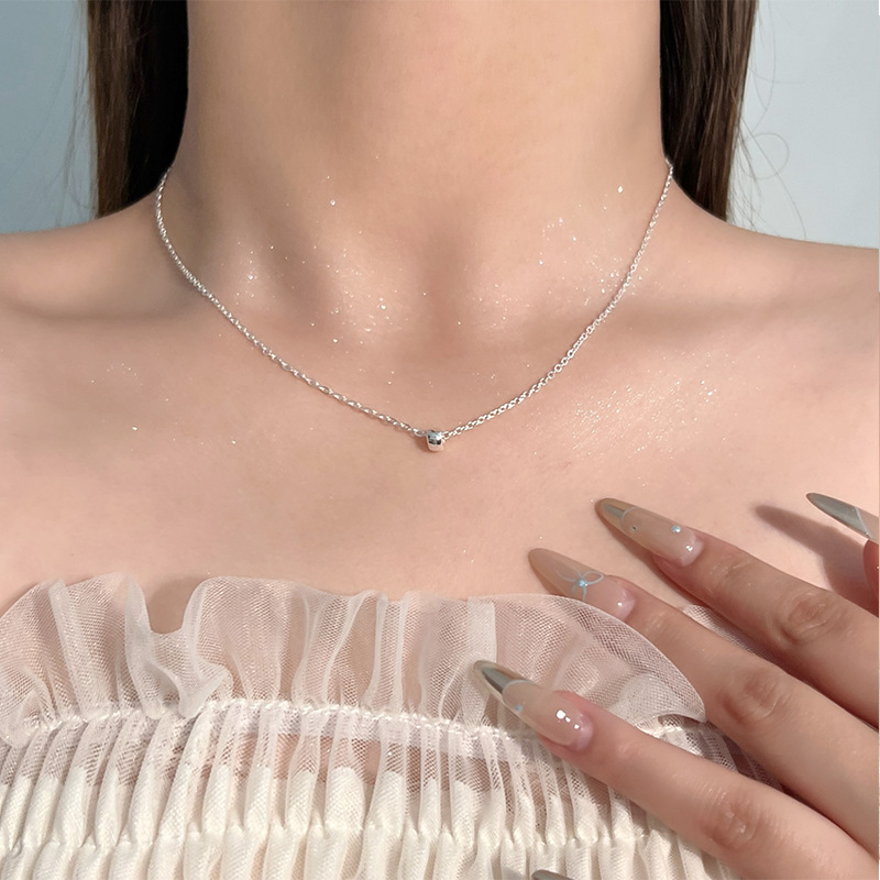 Silver circle necklace for women, a new 2025 trendy retro and versatile collarbone chain from a niche Korean brand Application Scenario