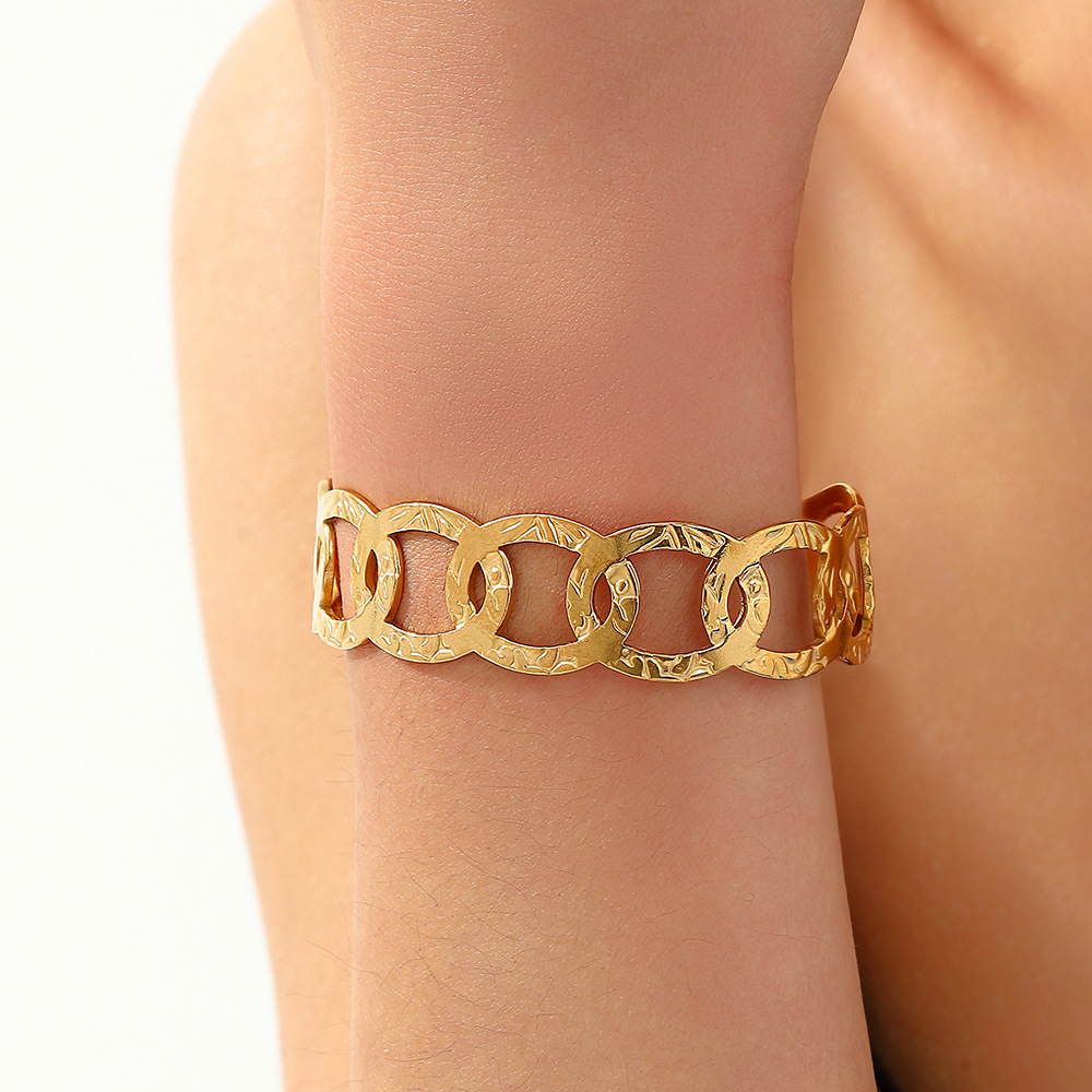 New original design cross-border bracelet, with a unique and exaggerated chain-shaped electroplated gold opening, exudes a light luxury and high-end feel for women. Wholesale details Picture