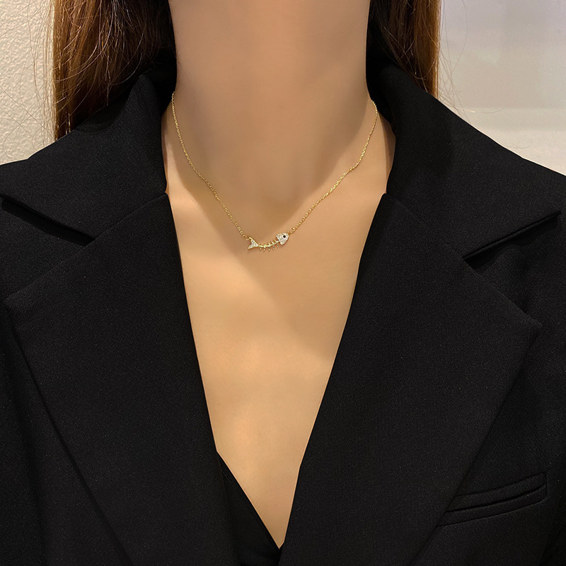 A new 18k gold-plated personalized fishbone pendant necklace in Korean style, a trendy female Instagram influencer with a niche design sense and diamond-encrusted jewelry details Picture