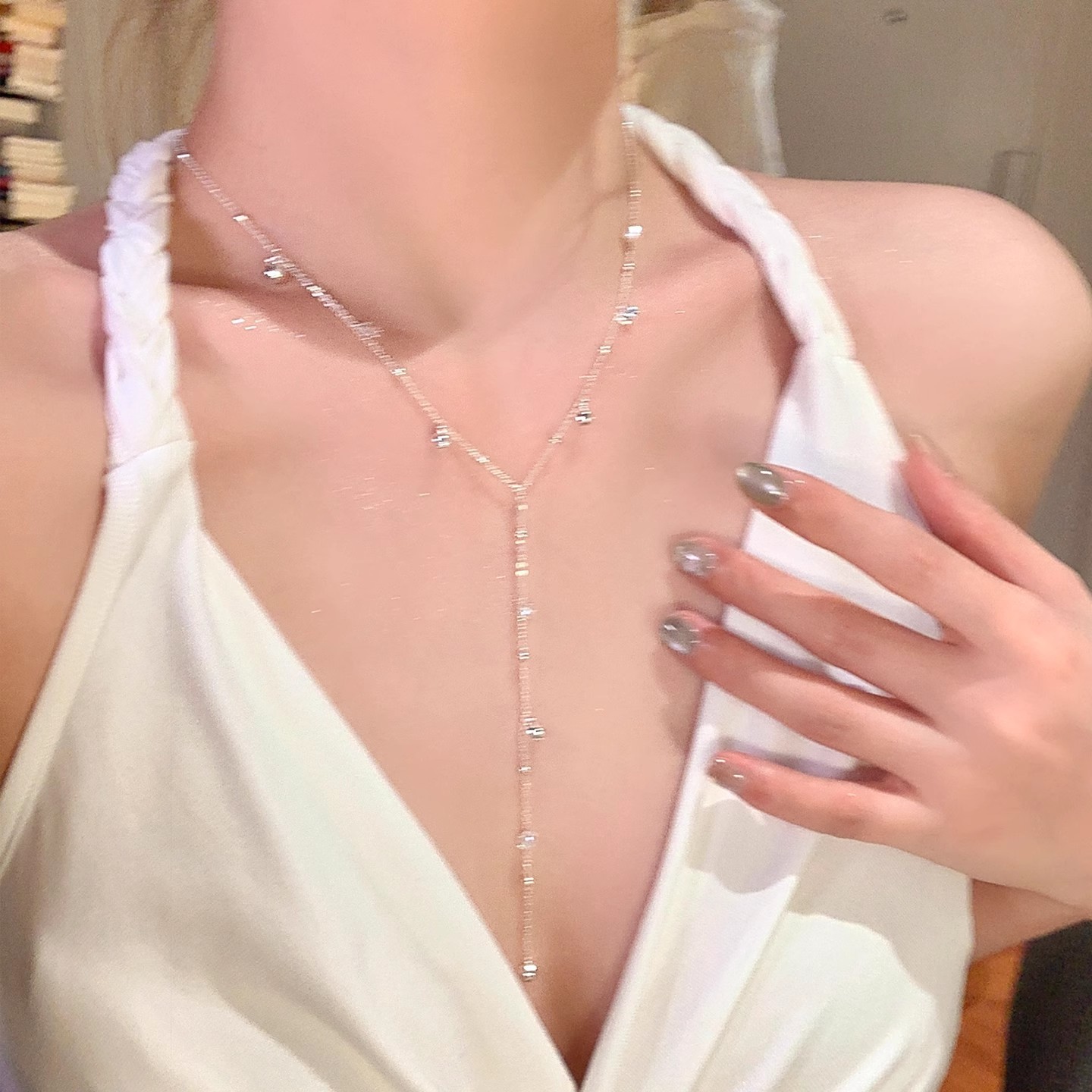 Super sparkling Starry Sky small bell tassel necklace, women's light luxury, niche and high-end collarbone chain, neck chain accessory choker Application Scenario