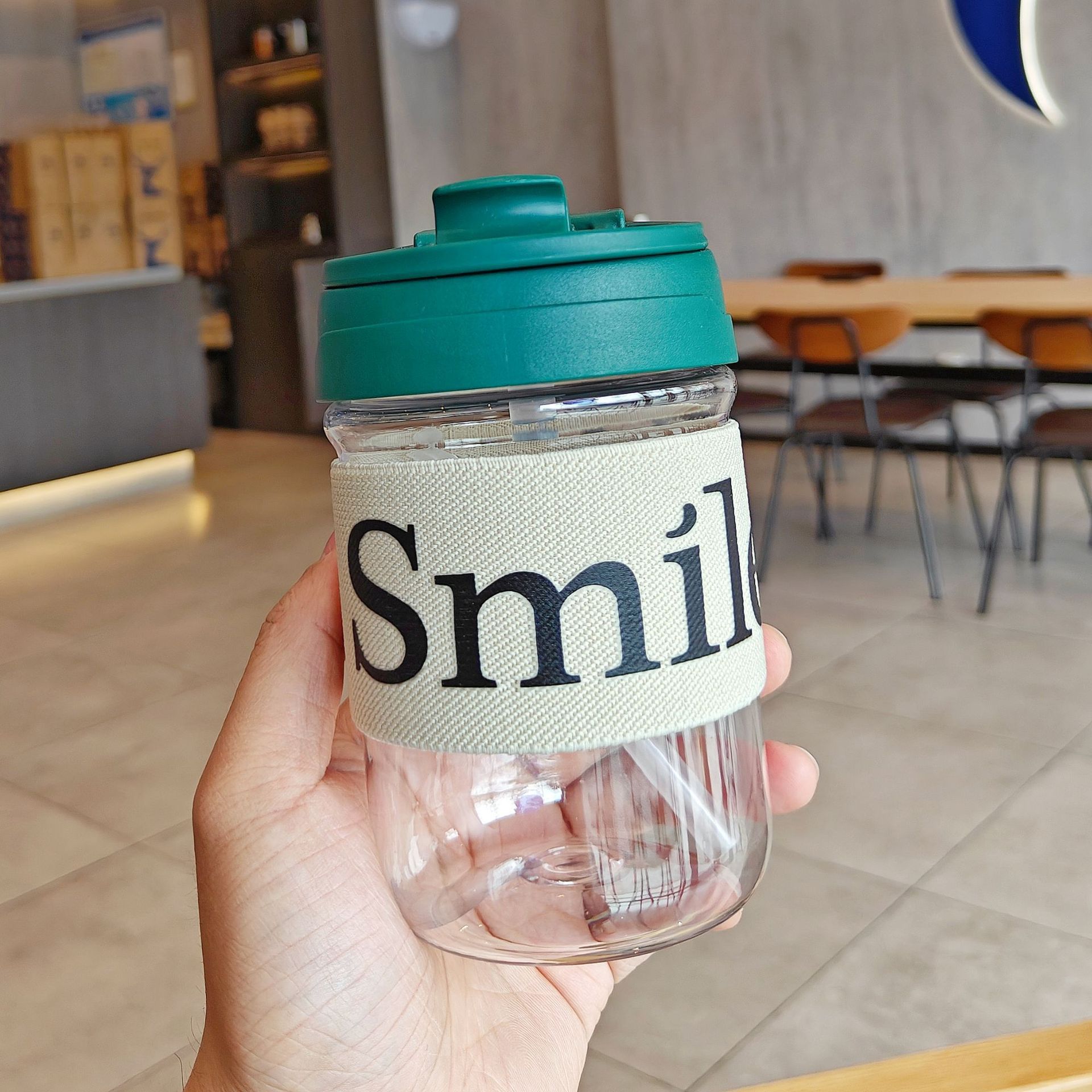 Simple plastic cups, double-drinking, anti-scalding, high appearance level, English coffee cups, fashionable and portable, hand-held straw water cups wholesale Application Scenario
