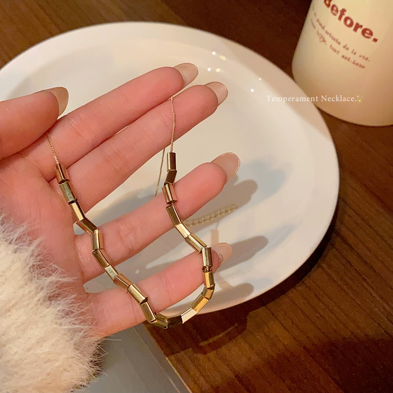 European and American small square necklace for women, light luxury and versatile, the same style as the Internet celebrity collarbone chain, super ethereal charm, best-selling necklace wholesale full figure