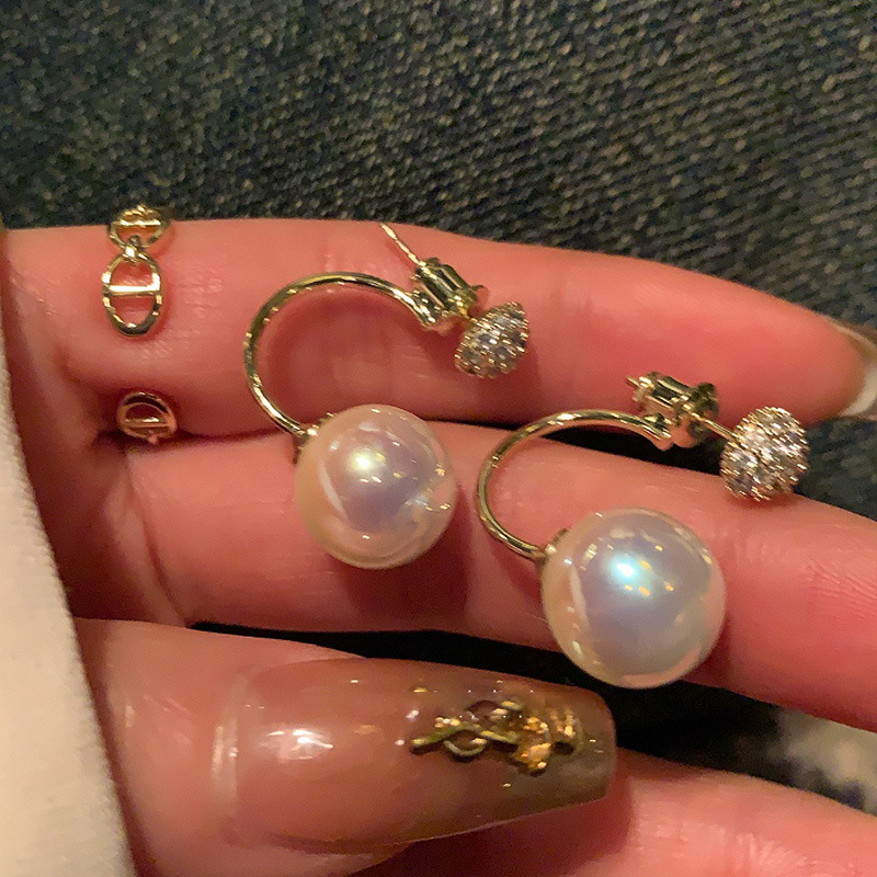 A pair of dazzling pearl earrings for women with a light luxury and niche design, exuding a sense of sophistication and elegance. Pearl stud earrings for commuting full figure