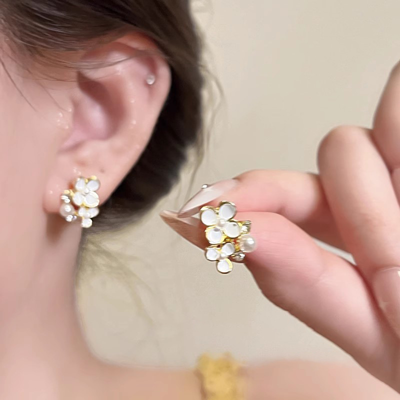 Pure white sweet gardenia flower zircon earrings, a woman's Korean-style light luxury style, small stud earrings, a sense of high-end sophistication, exquisite earrings Specification drawing