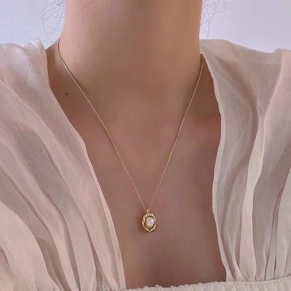 The 2024 new pearl necklace is a high-end design accessory for women, a niche and simple collarbone chain, and a light luxury and versatile necklace Application Scenario