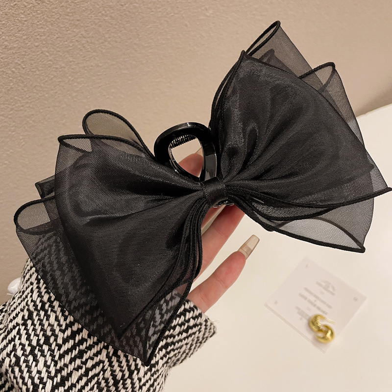 Black bow hair accessory, large grappling clip, fugitive princess headwear, popular high top hairpin, shark clip at the back of the head full figure