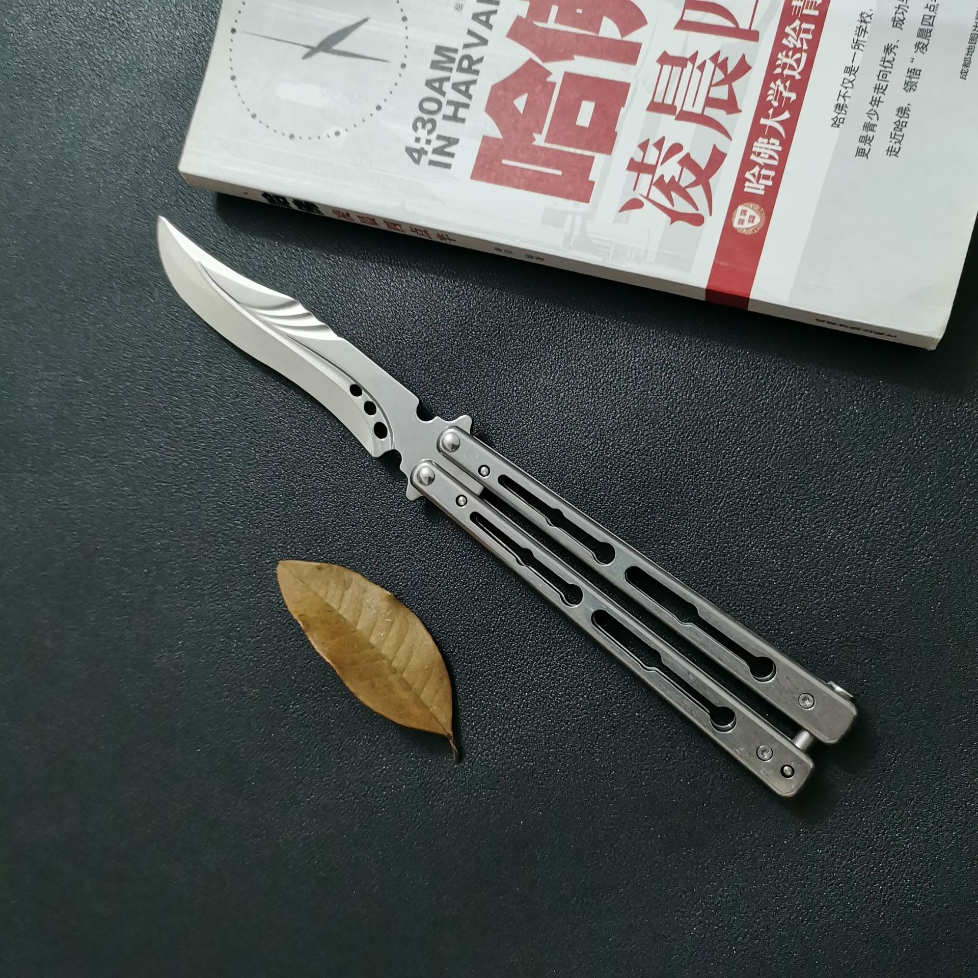 Factory wholesale butterfly knives, practice swinging knives, beginner game training, folding knives, multi-functional toys, no sharp edges undefined