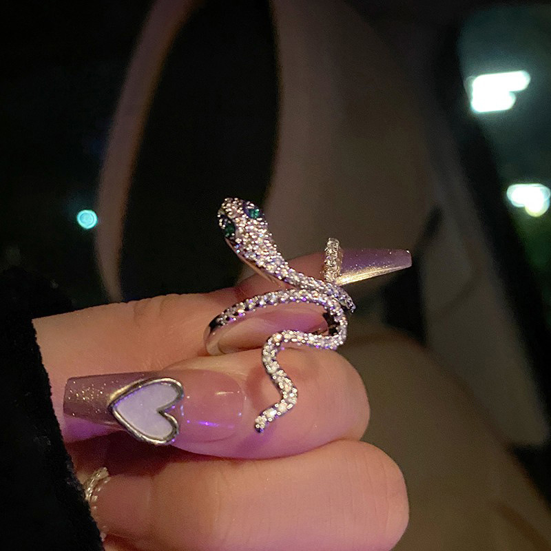 The micro-inlaid zircon snake-shaped entwined ring is a simple and cold style index finger ring for trendy women on Instagram. It is a light luxury, fashionable and individual ring full figure