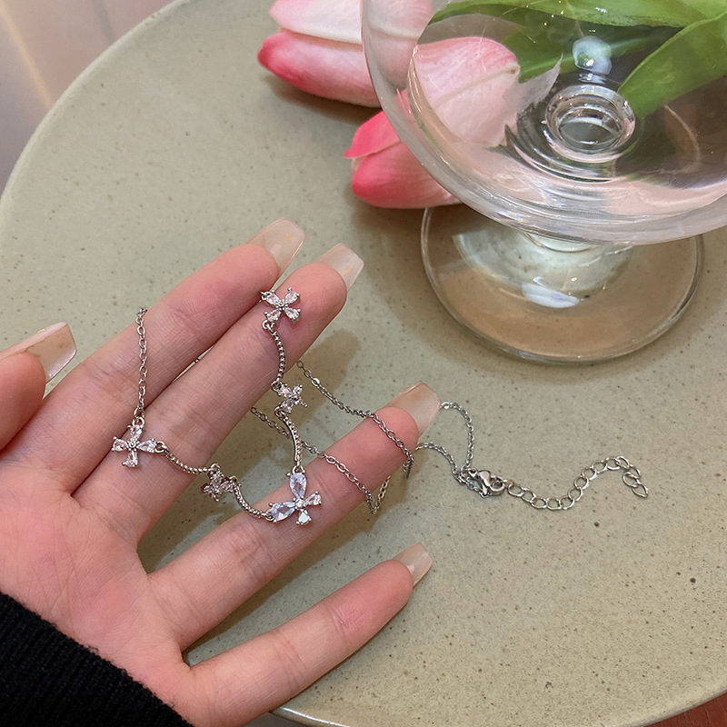This light luxury and exquisite zircon butterfly necklace features a cold and elegant design for women. It is a simple collarbone chain and a versatile necklace accessory Application Scenario