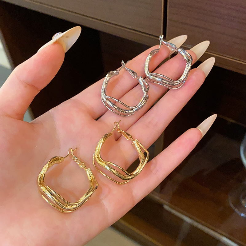 Metallic irregular multi-layer ear rings and stud earrings, elegant, light luxury, exaggerated earrings, individual, fashionable and simple earrings wholesale full figure