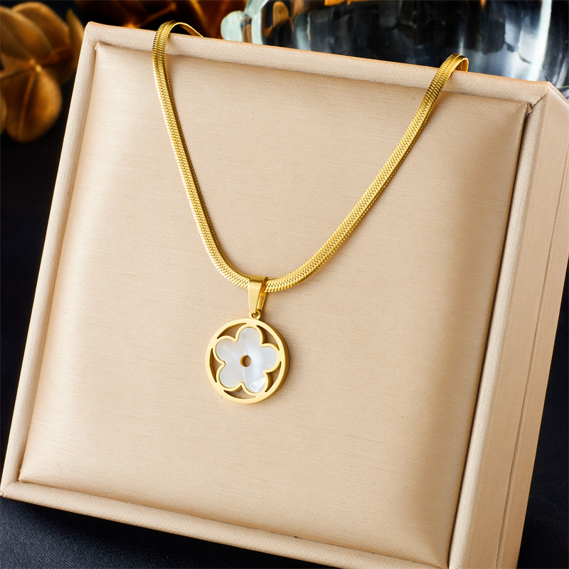 Korean version simple, fashionable and niche round brand white flower pendant gold-plated snake bone chain necklace full figure