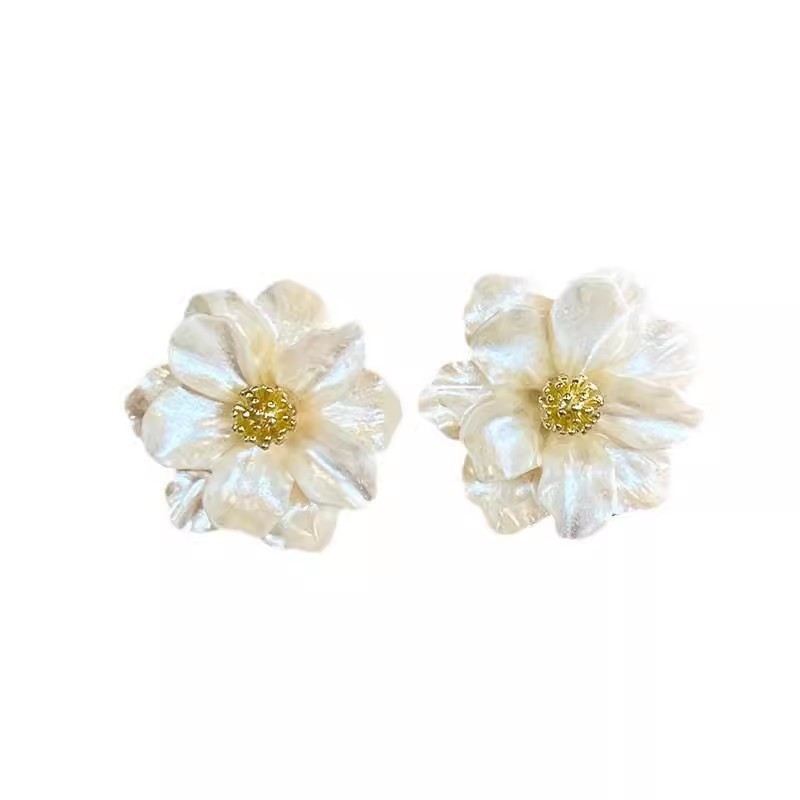 French retro style camellia stud earrings for women 2025 new bestsellers, light luxury and niche design, versatile earrings Item Picture