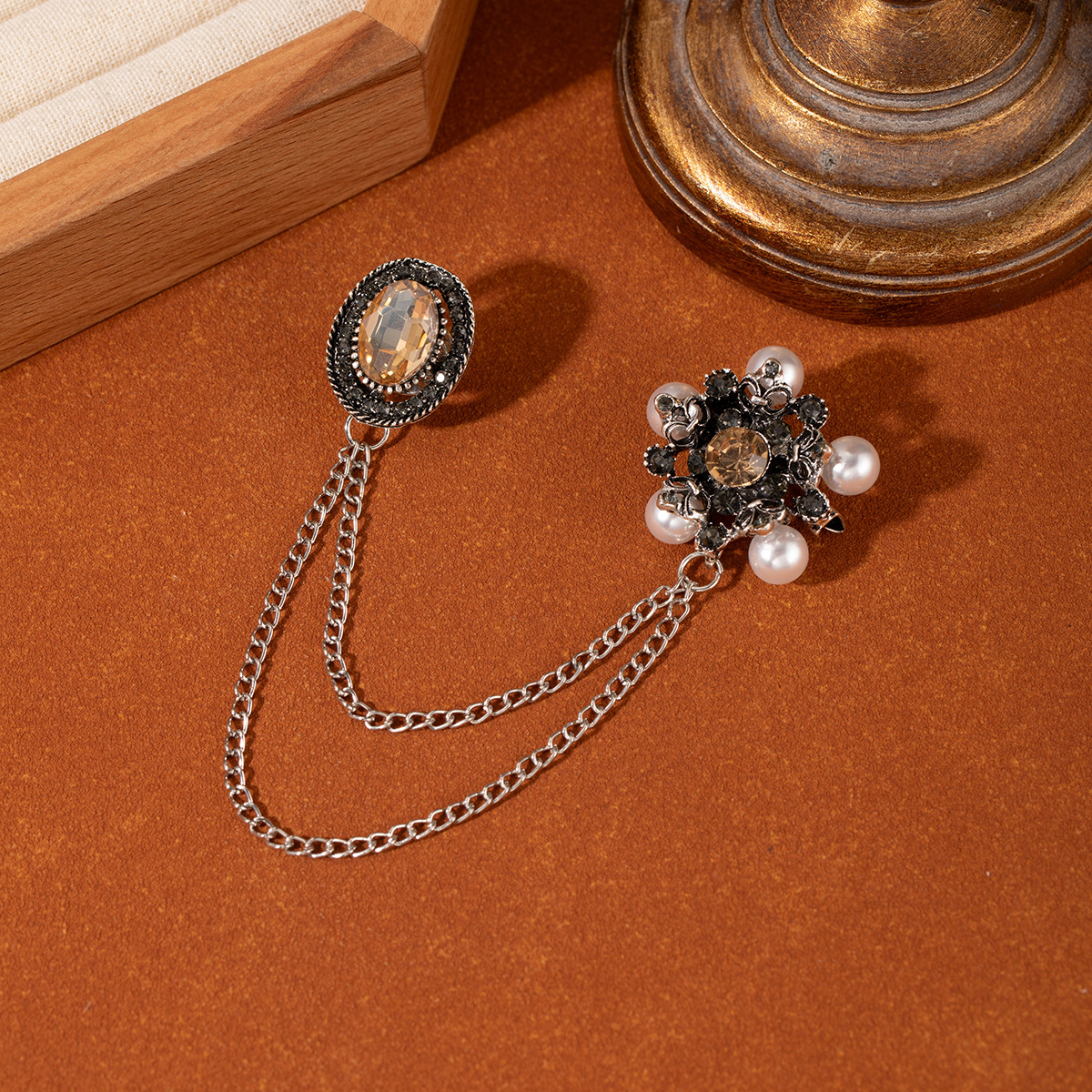 European and American retro flower pearl boutonniere, high-end chain tassel snowflake brooch, geometric diamond-encrusted suit accessory Application Scenario