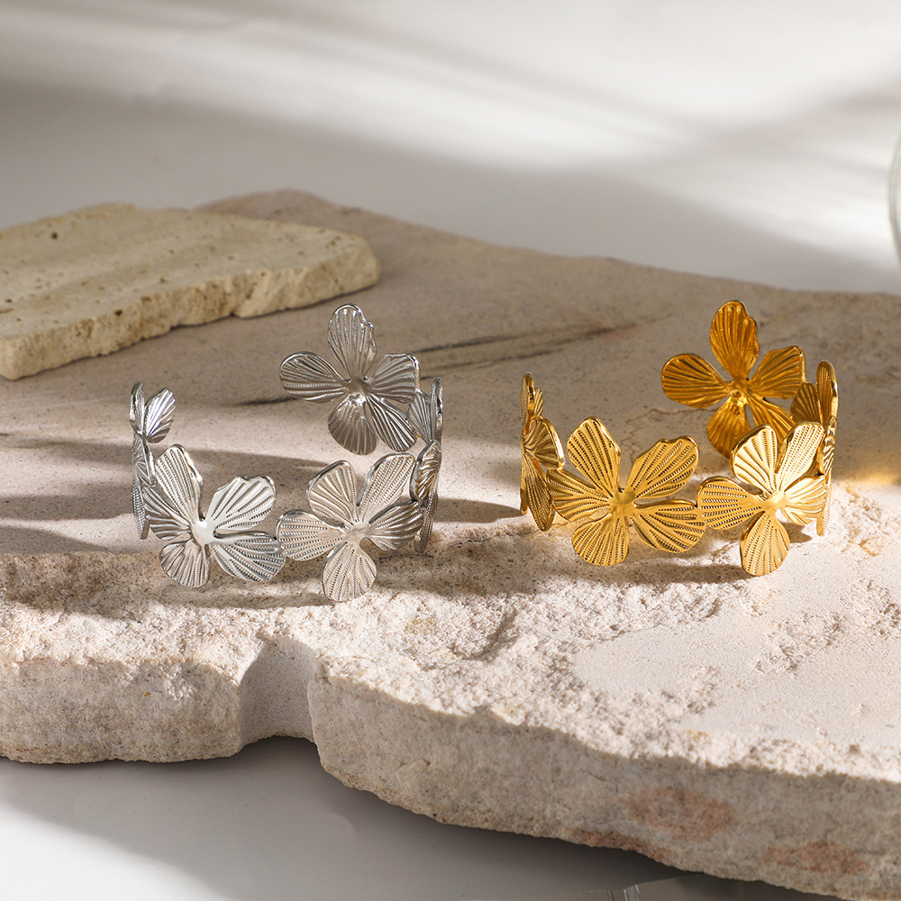 Cross-border best-selling personalized leaf and flower bracelet, electroplated with gold, with a light luxury and high-end feel, is a popular choice for ladies in Europe and America Specification drawing