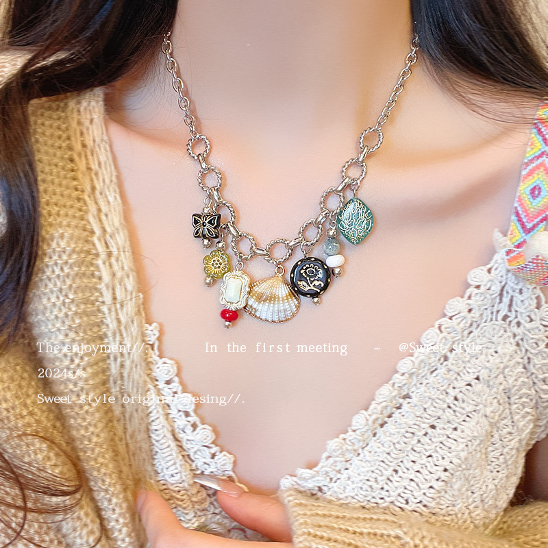 Retro shell butterfly pendant necklace for women, new autumn and winter vacation style, light luxury sweater chain, personalized and fashionable accessory full figure