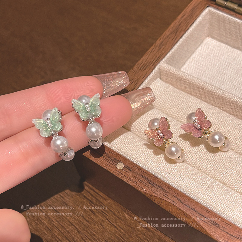 Korean bestsellers, sweet butterfly stud earrings, women's niche and versatile pearl earrings, unique and trendy high-end earrings full figure