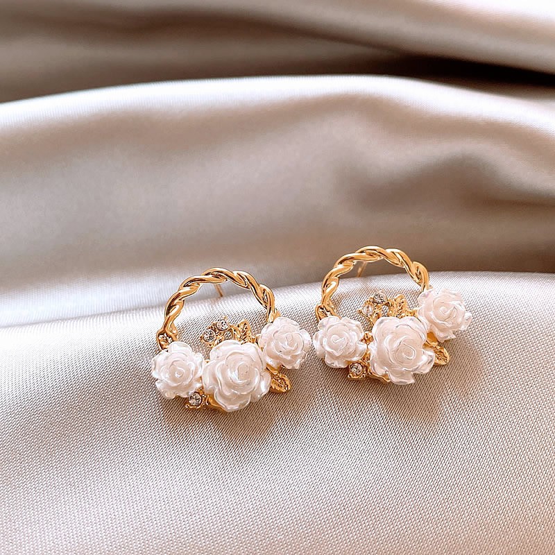 The 2025 new best-selling unique camellia stud earrings, women's golden flower basket earrings, design sense, niche and elegant earrings full figure