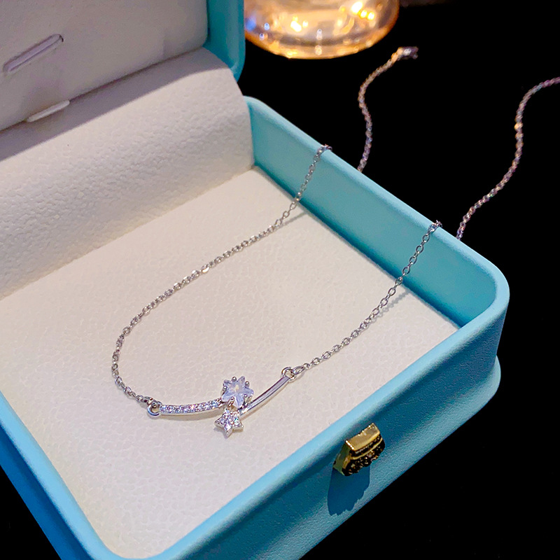 Silver simple micro-inlaid zircon star interlaced smile necklace, a rare titanium steel collarbone chain for women, a versatile accessory wholesale Specification drawing