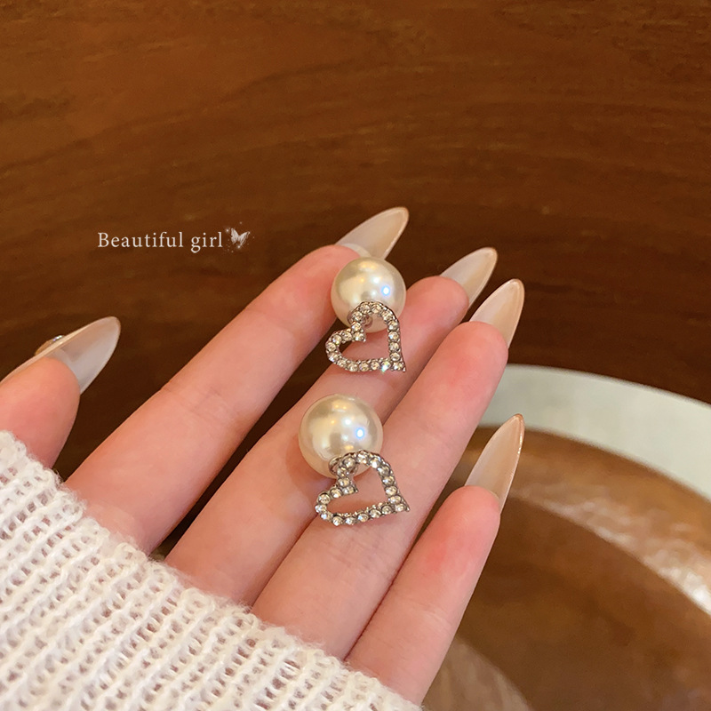 A Korean-style micro-inlaid zircon pearl stud earring with a niche design for women, a pair of heart-shaped earrings with a light luxury and elegant style full figure