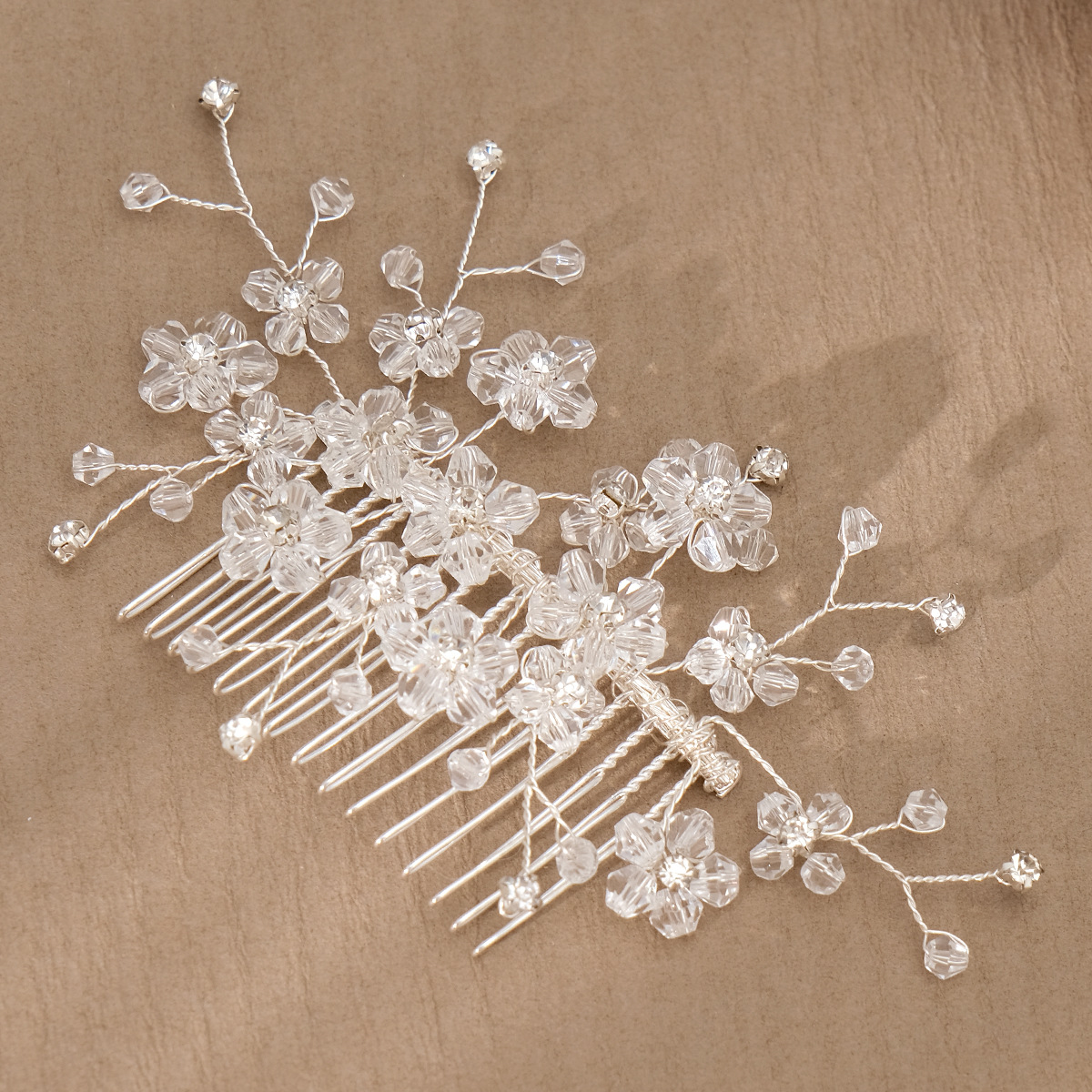 Korean-style bride's hair bun, hair comb, photography photo, hair flower, wedding dress, hair accessory, handcrafted crystal flower, pearl comb details Picture