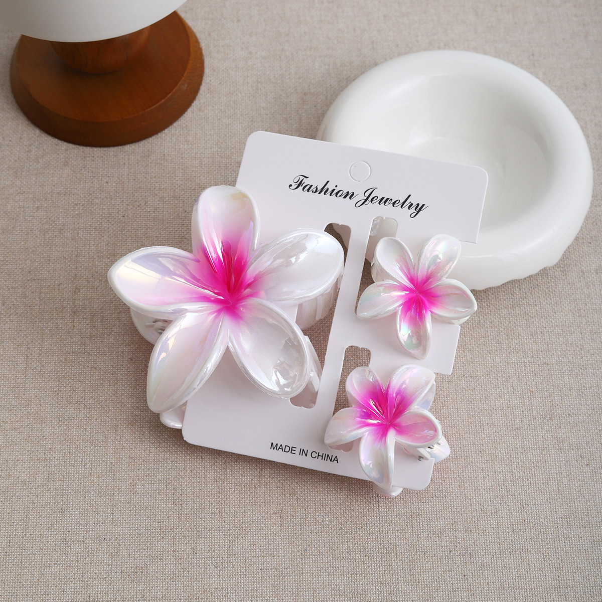 2025 New European and American laser gradient frellia hair clips, colorful scratch-off beach hair accessories, high appearance level wholesale accessories Application Scenario