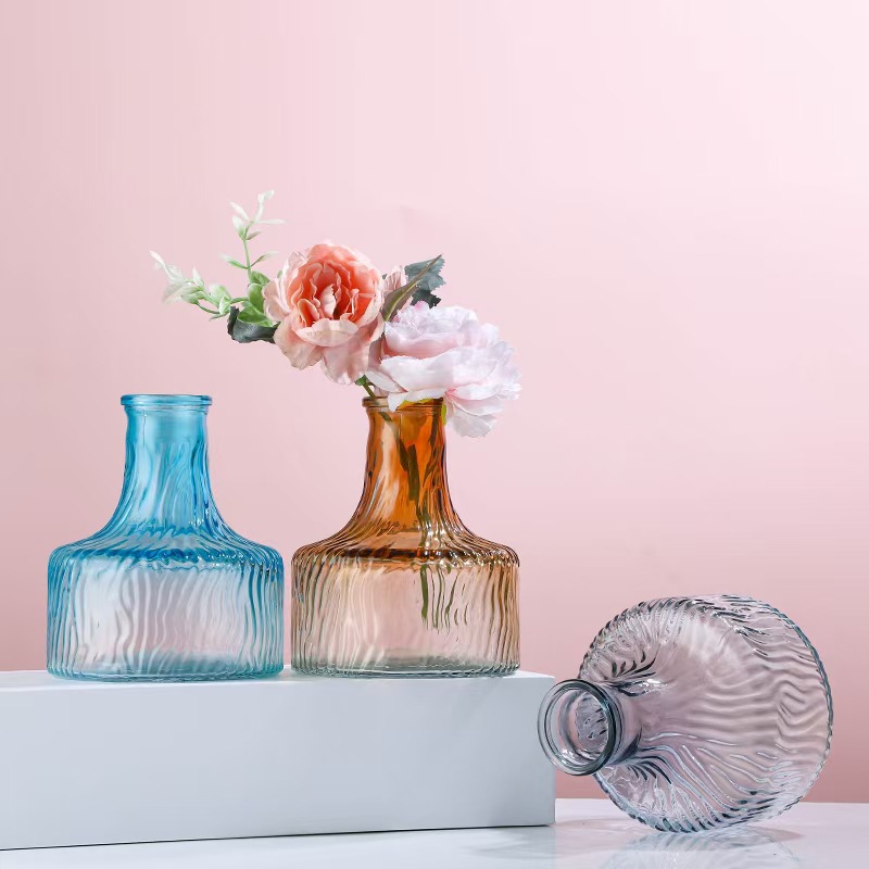Narrow-necked glacial-patterned glass dry vase, transparent vase, Nordic ins vase, mini hydroponic fresh flower pothos vase Application Scenario