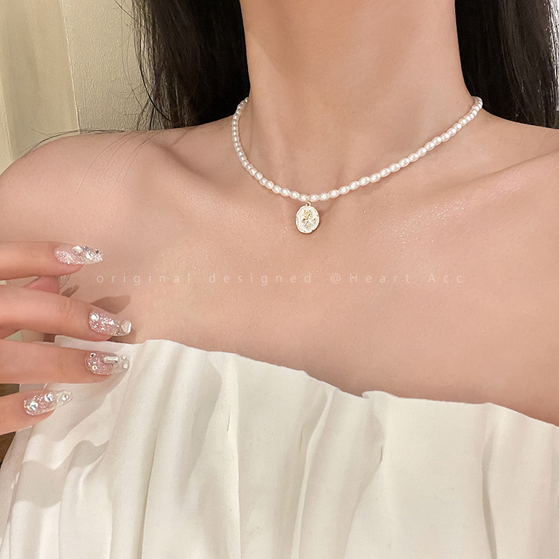 French retro rose pendant pearl necklace, women's fashion, light luxury, niche design, high-end collarbone chain accessory details Picture
