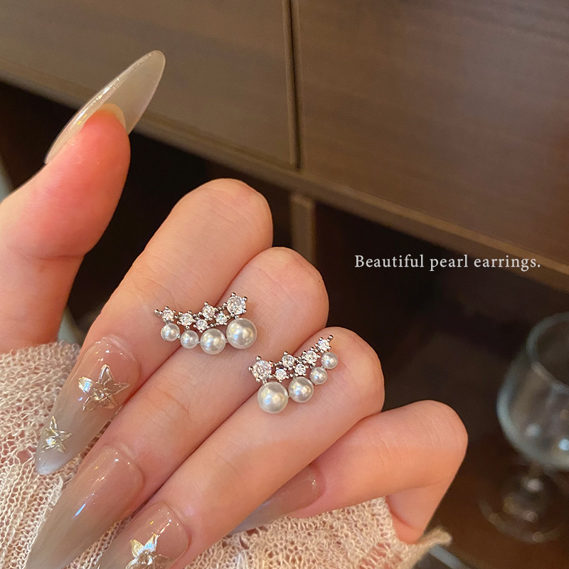 Super sparkle, niche zircon wings, diamond-encrusted pearl stud earrings, women's light luxury, niche design, unique temperament, high-end sense of earrings full figure