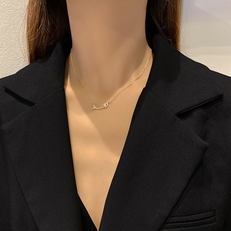 A new 18k gold-plated personalized fishbone pendant necklace in Korean style, a trendy female Instagram influencer with a niche design sense and diamond-encrusted jewelry Application Scenario