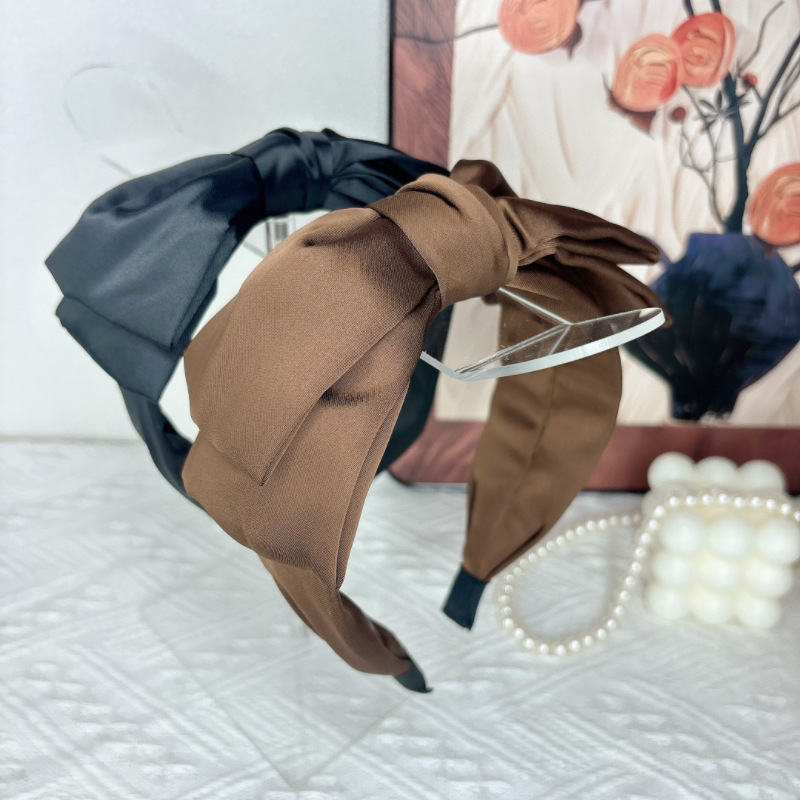 Korean-style versatile double-layer satin floral bow headband, high-end pressure-sensitive hair band, black and white stylish hairpin headwear Application Scenario