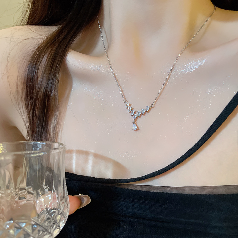 Cold style, high-end design sense, V-shaped zircon titanium steel necklace, women's fashionable and elegant, versatile collarbone chain wholesale Specification drawing