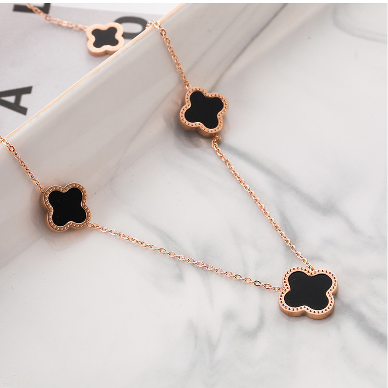 Korean 18k rose gold five-flower four-leaf clover titanium steel necklace, high-end women's light luxury Internet celebrity necklace, non-fading accessory Application Scenario