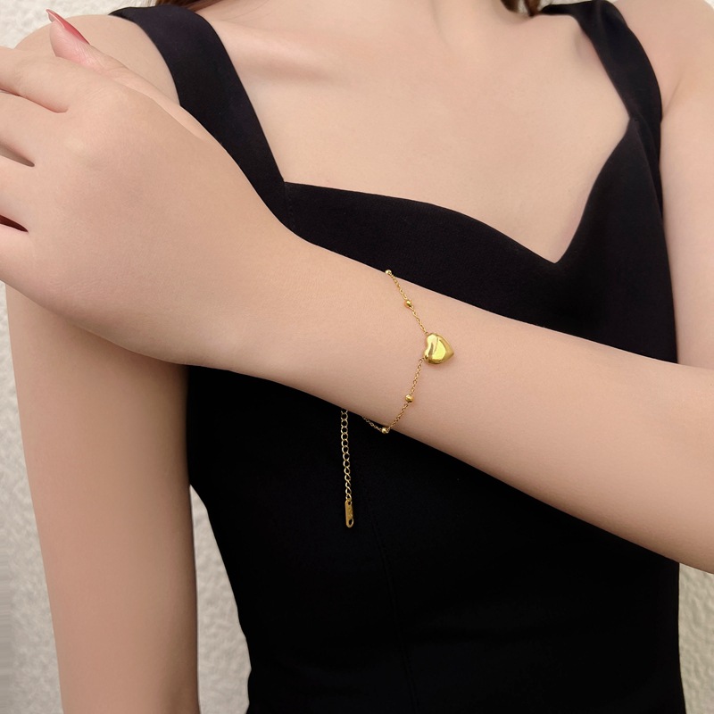 A simple Japanese and Korean bean-shaped heart-shaped necklace, a trendy and individualistic female Instagram-style collarbone chain that doesn't fade, made of titanium steel details Picture