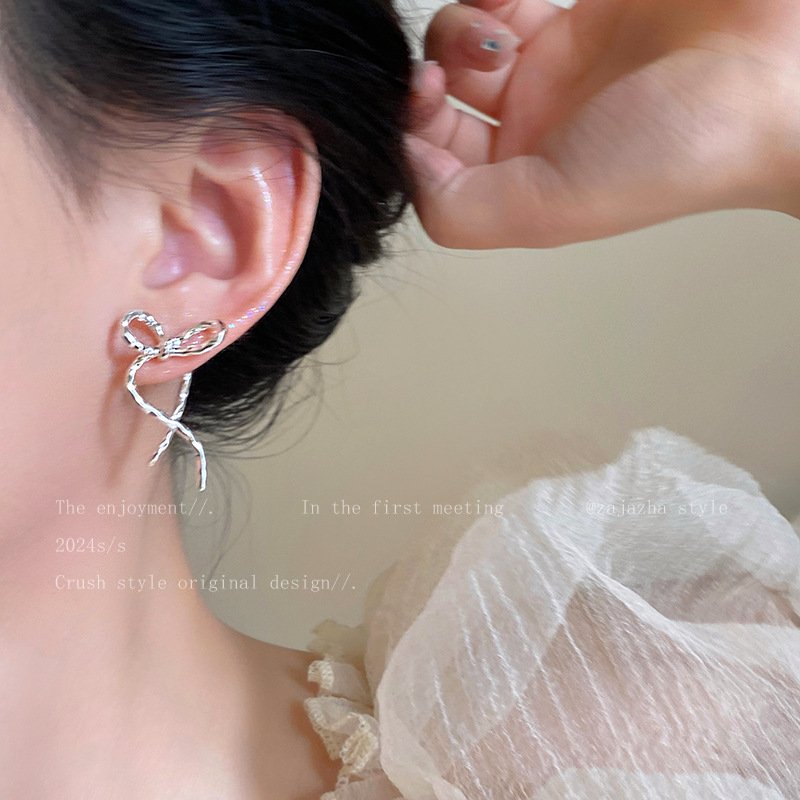 Ribbon bow stud earrings exude a unique, luxurious and sophisticated feminine charm. They are sweet and versatile. Tassel earrings are popular online accessories Application Scenario