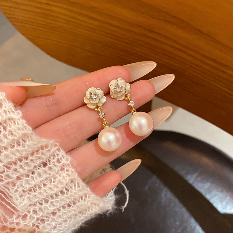 French camellia and delicate fragrance pearl earrings, a new spring and summer collection for women, exude a sense of light luxury and sophistication with tassel stud earrings full figure