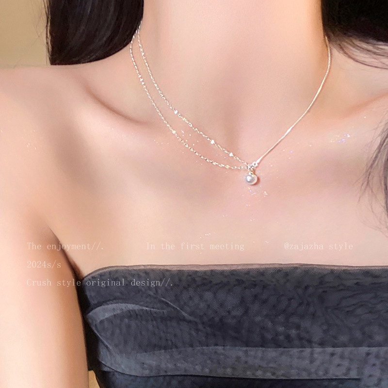 The pearl pendant necklace is a new summer style for girls. It has a cool and elegant collarbone chain and is versatile. It's a trendy accessory for layering full figure