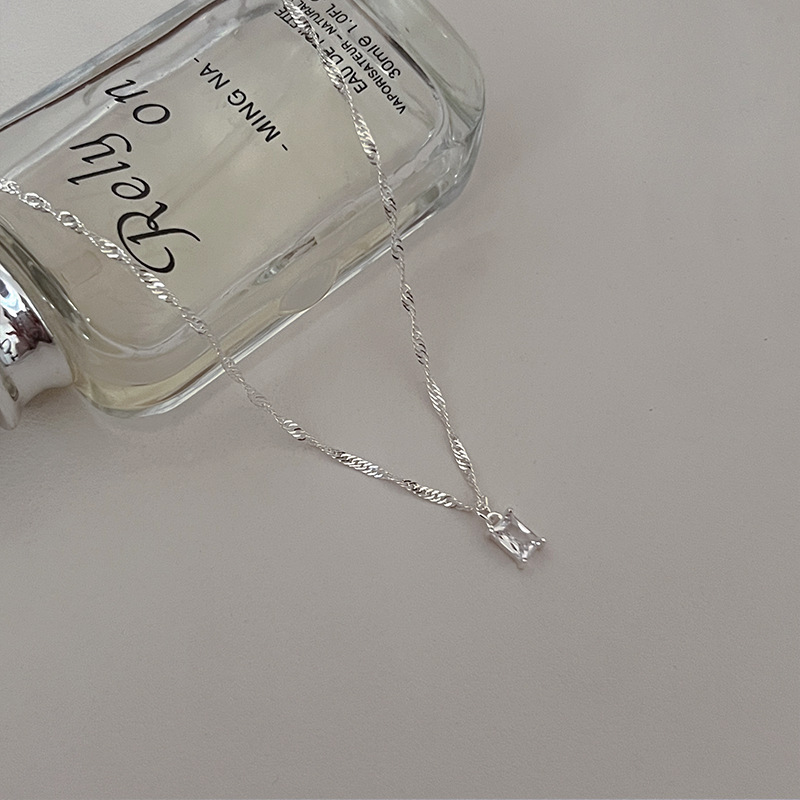 Ice-transparent small sugar cube necklace, super flash zircon pleated twist chain, high-quality and exquisite women's collarbone chain neck chain details Picture