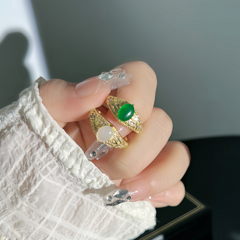 Luxurious court-style emerald-like high-end, slightly inlaid open ring, a cold and elegant, niche and noble ring Application Scenario
