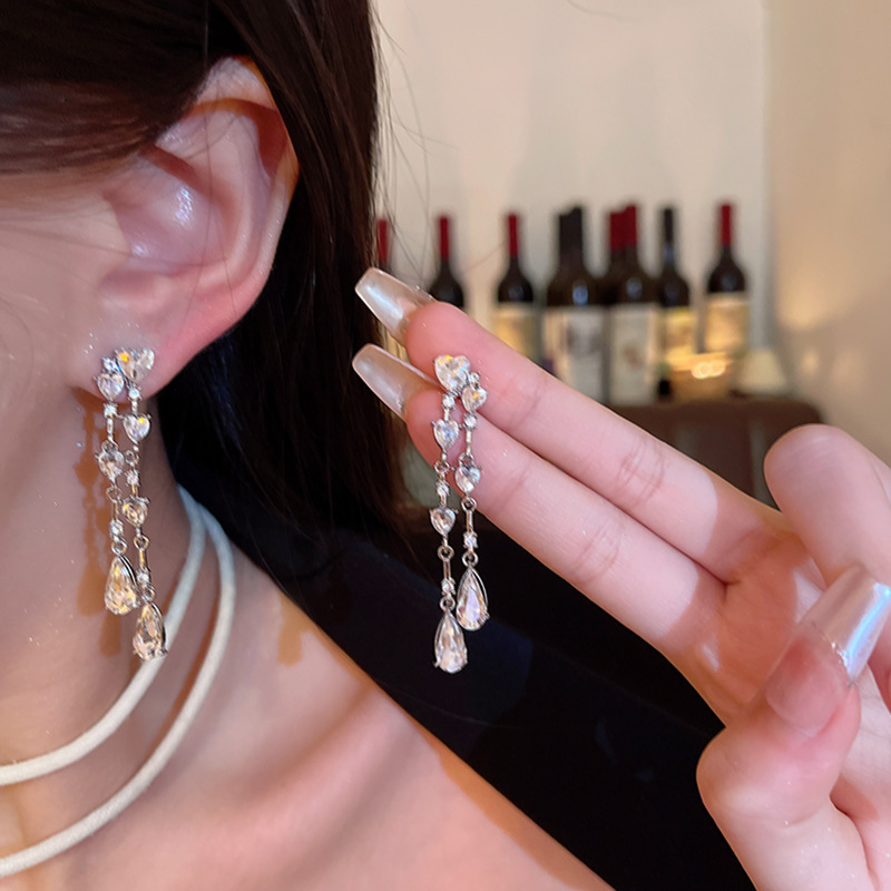 Korean-style sparkling diamond heart-shaped water drop tassel earrings for women, a light luxury, niche and high-end look, long stud earrings, a best-selling and elegant ear accessory full figure