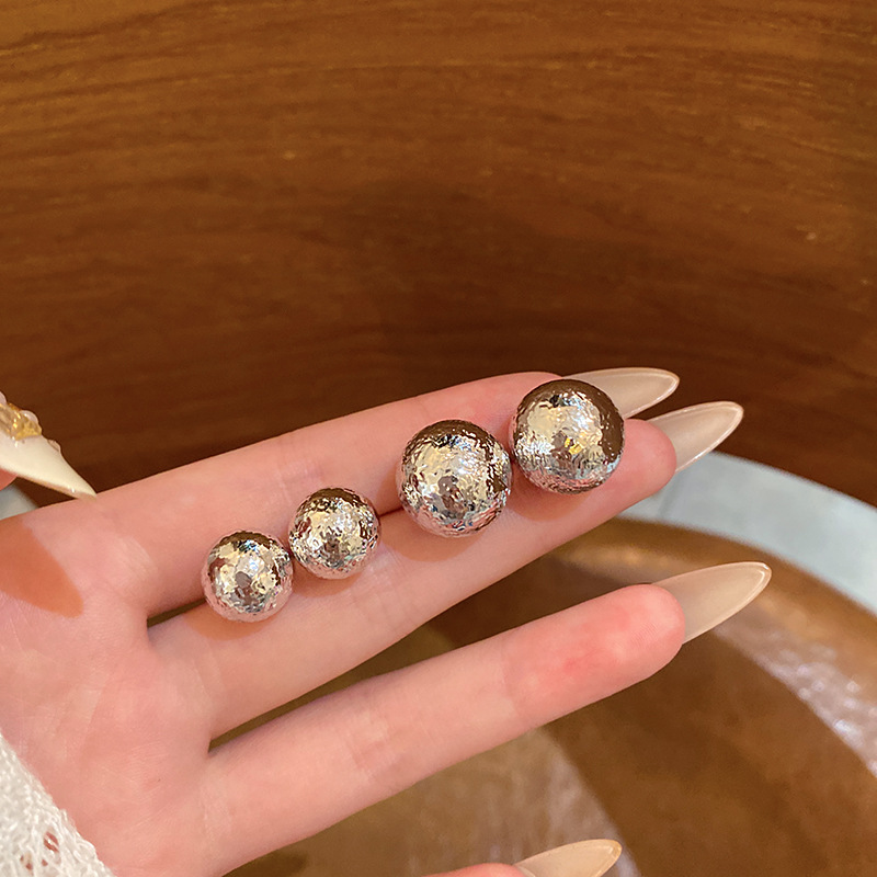 Irregular spherical pearl stud earrings, a niche design with a cold and aloof style for women, exude a sense of high-end and fashionable commuting earrings wholesale Application Scenario