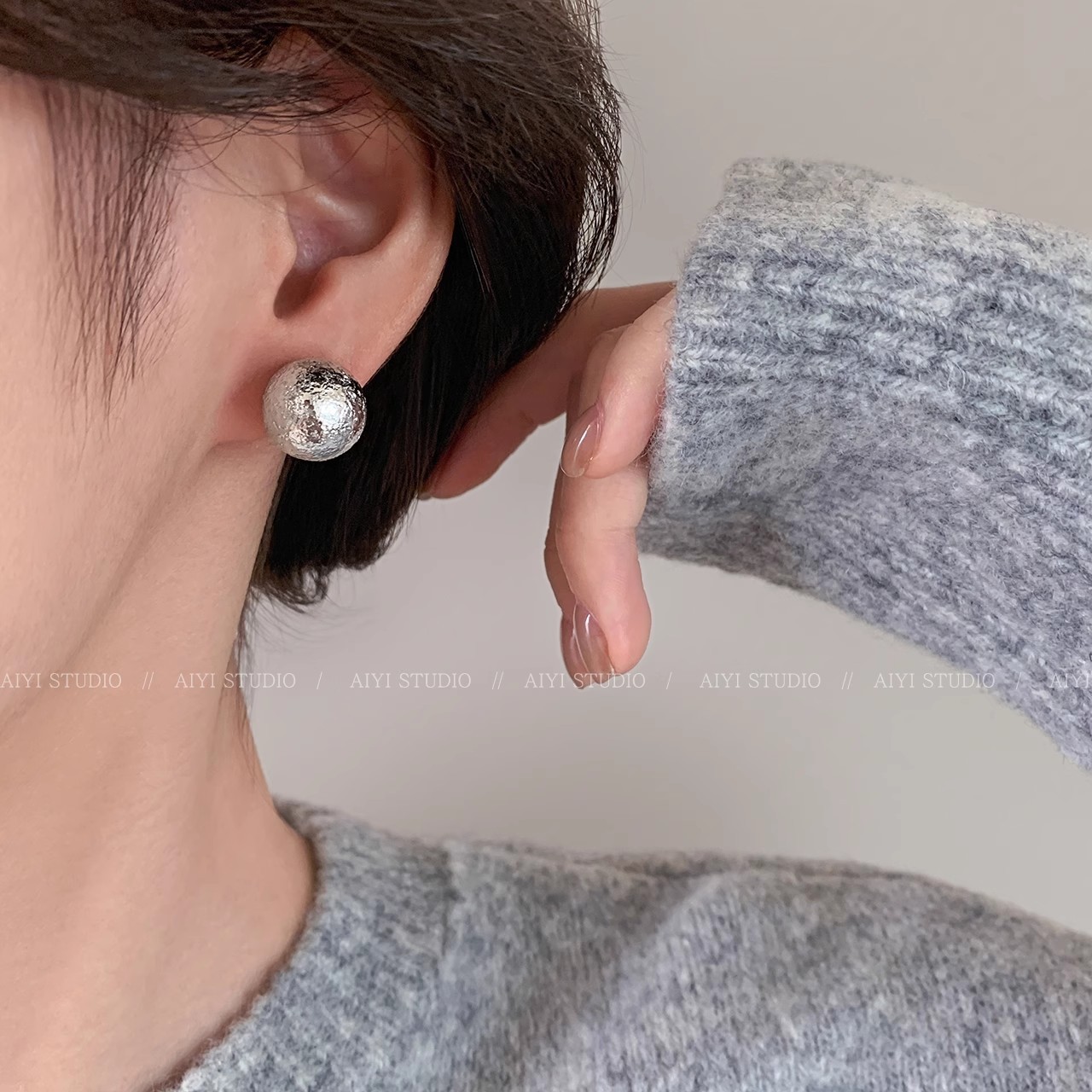 Light luxury, niche and high-end, round stud earrings, fashionable and versatile for women, simple and elegant pearl earrings, wholesale of internet-famous earrings Application Scenario