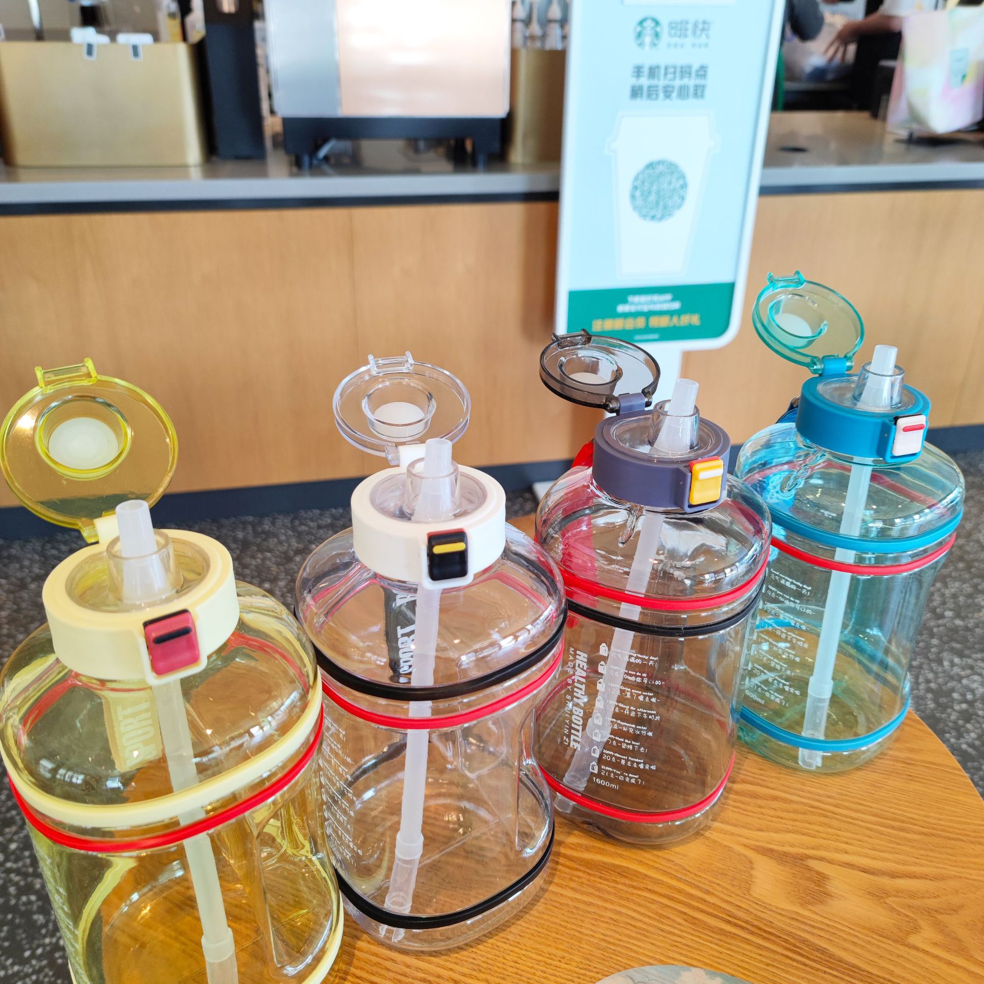 Summer new large-capacity sports and fitness water bottle, one-button pop-up cap, simple straw cup, outdoor water bottle 1600ml full figure