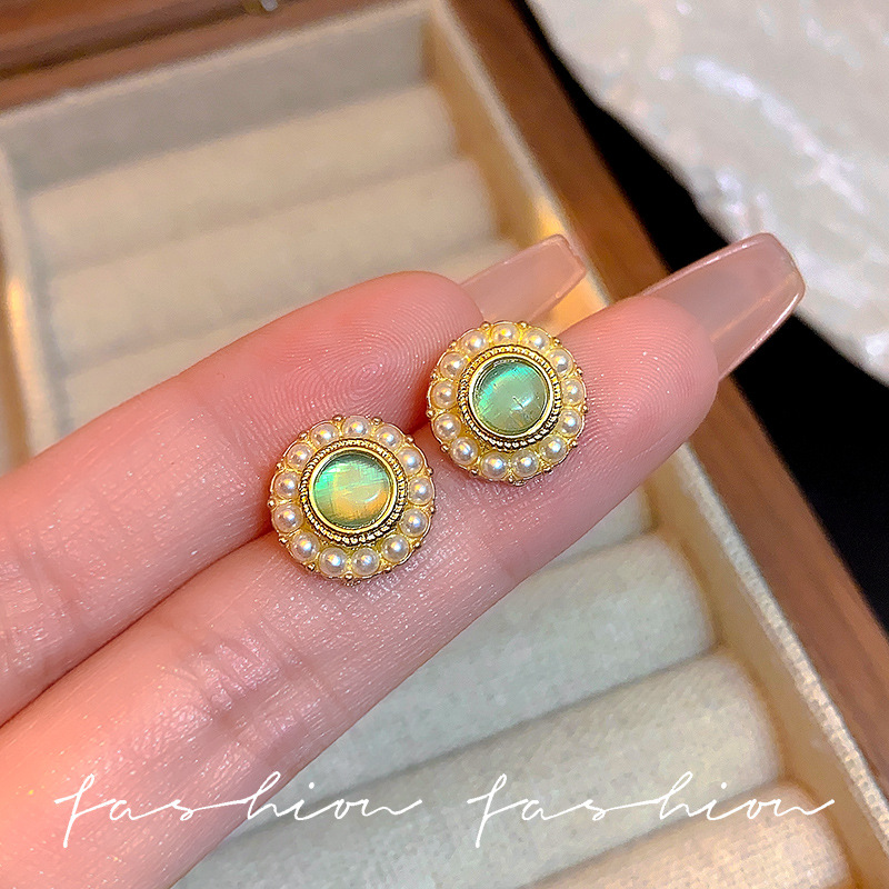 Retro court style cat's eye pearl stud earrings, feminine, light luxury and high-end feel, fashionable, simple and versatile earrings details Picture