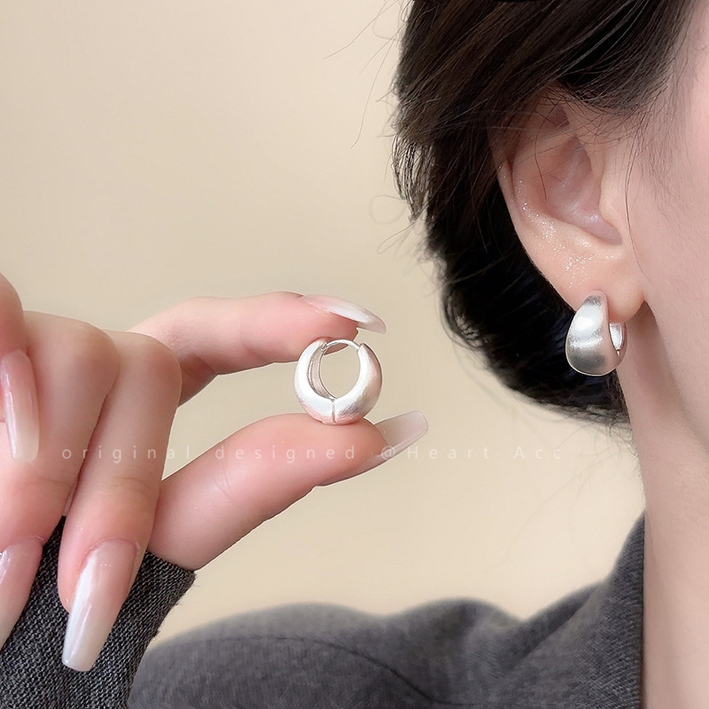 Brushed and frosted round ear buckles for women, a new 2024 style of light luxury, simple and high-end earrings, a versatile and best-selling accessory full figure