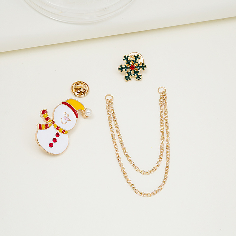 New Christmas brooch cartoon series Santa Claus bell oil drop brooch with two chain tassel collar pins Application Scenario