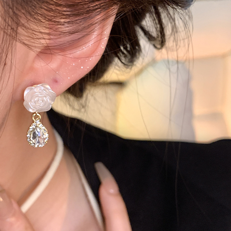 French retro camellia earrings for women, 2024 new water drop zircon earrings, a high-end and popular earpiece that has become a social media sensation Specification drawing