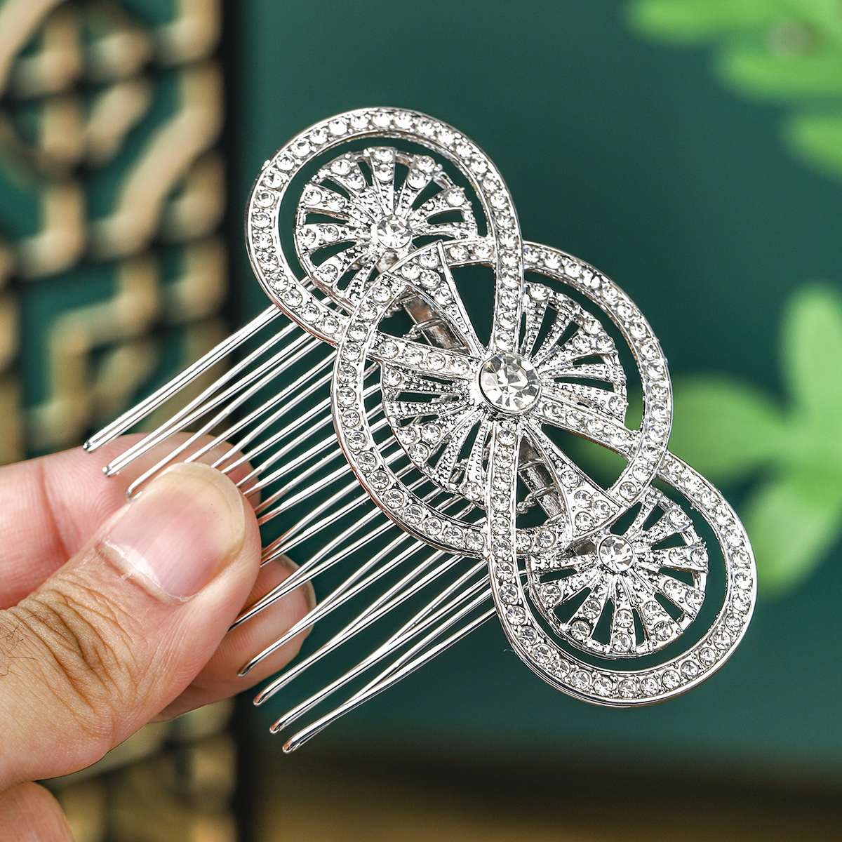 Cross-border bride accessories alloy insert comb, European and American style photo studio portrait headwear, wedding retro updo water diamond comb Application Scenario