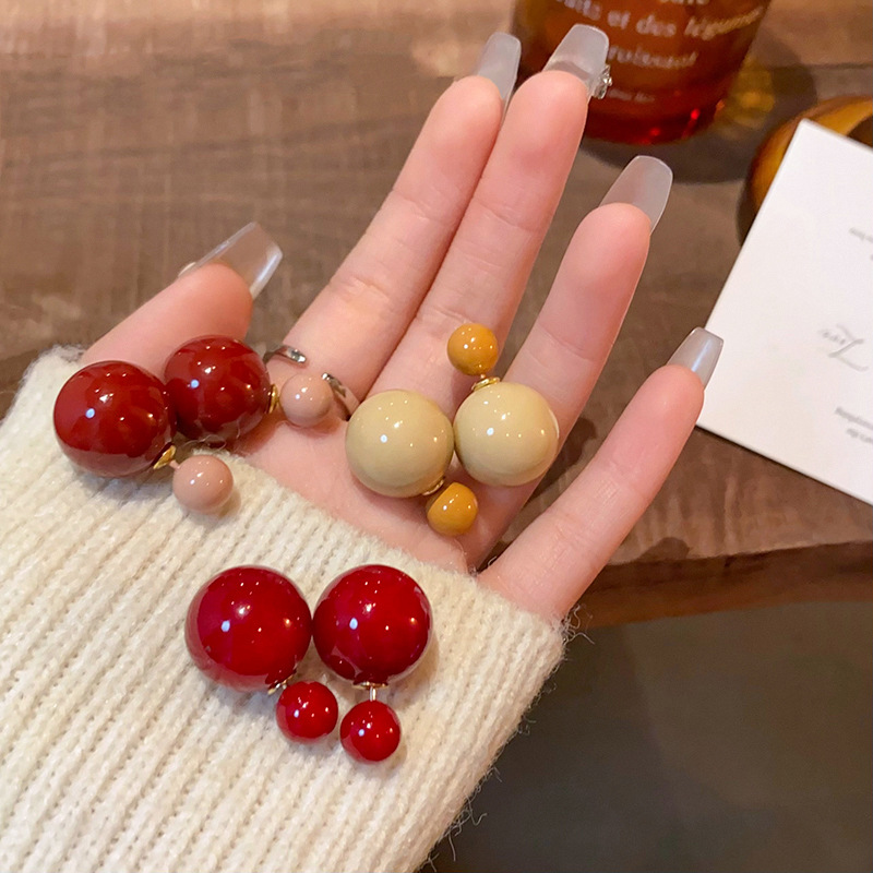 Autumn and winter dual-color pearl stud earrings for women, a new bestseller in 2025, exuding a sense of high-end elegance and unique personality full figure