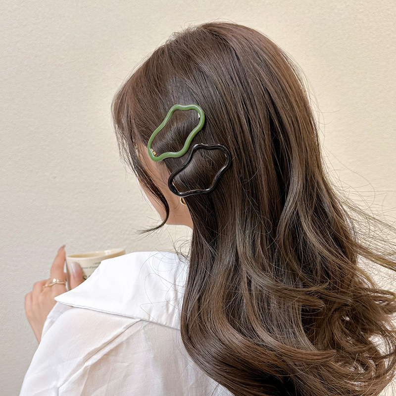 Cloud-shaped hollowed-out hair clips for a baby girl, with a fringe on the forehead, a side clip for a high-end look, and a clip on the back of the head as a headwear Application Scenario