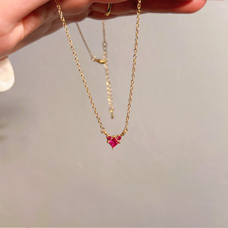 Xiaohongshu's best-selling Little Red Heart gemstone necklace, a new luxury pendant for women in 2025, is a versatile and exquisite collarbone chain Application Scenario